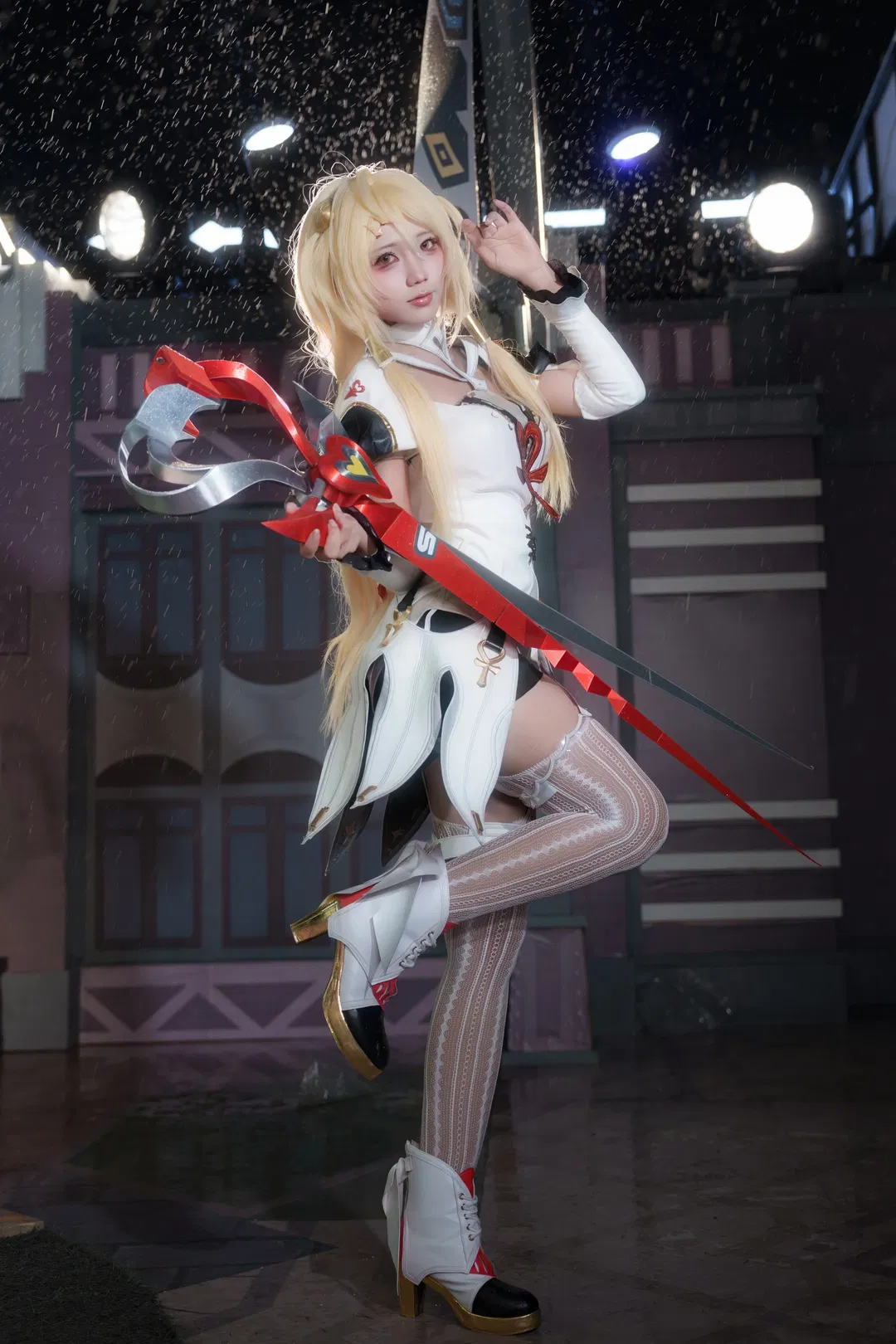 【菲欧妮cos】绝区零雨夜战损风，挥剑太带感了 - 第 2 张