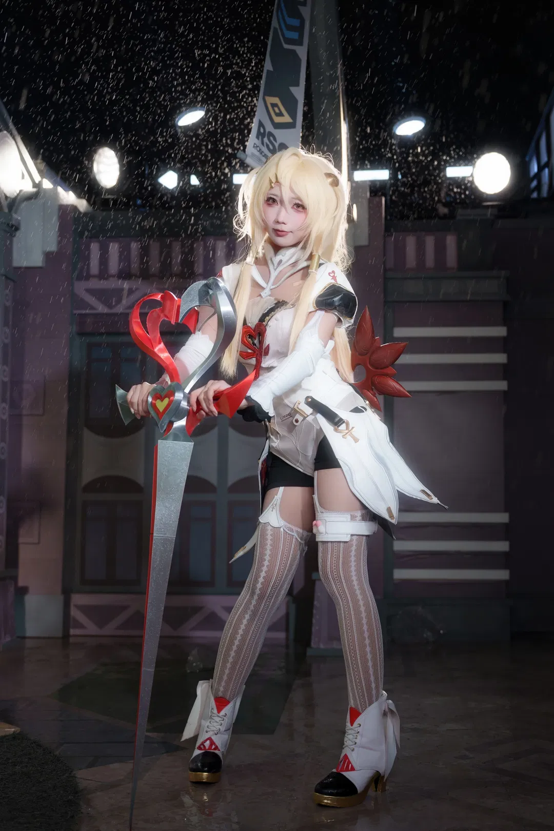 【菲欧妮cos】绝区零雨夜战损风，挥剑太带感了 - 第 3 张