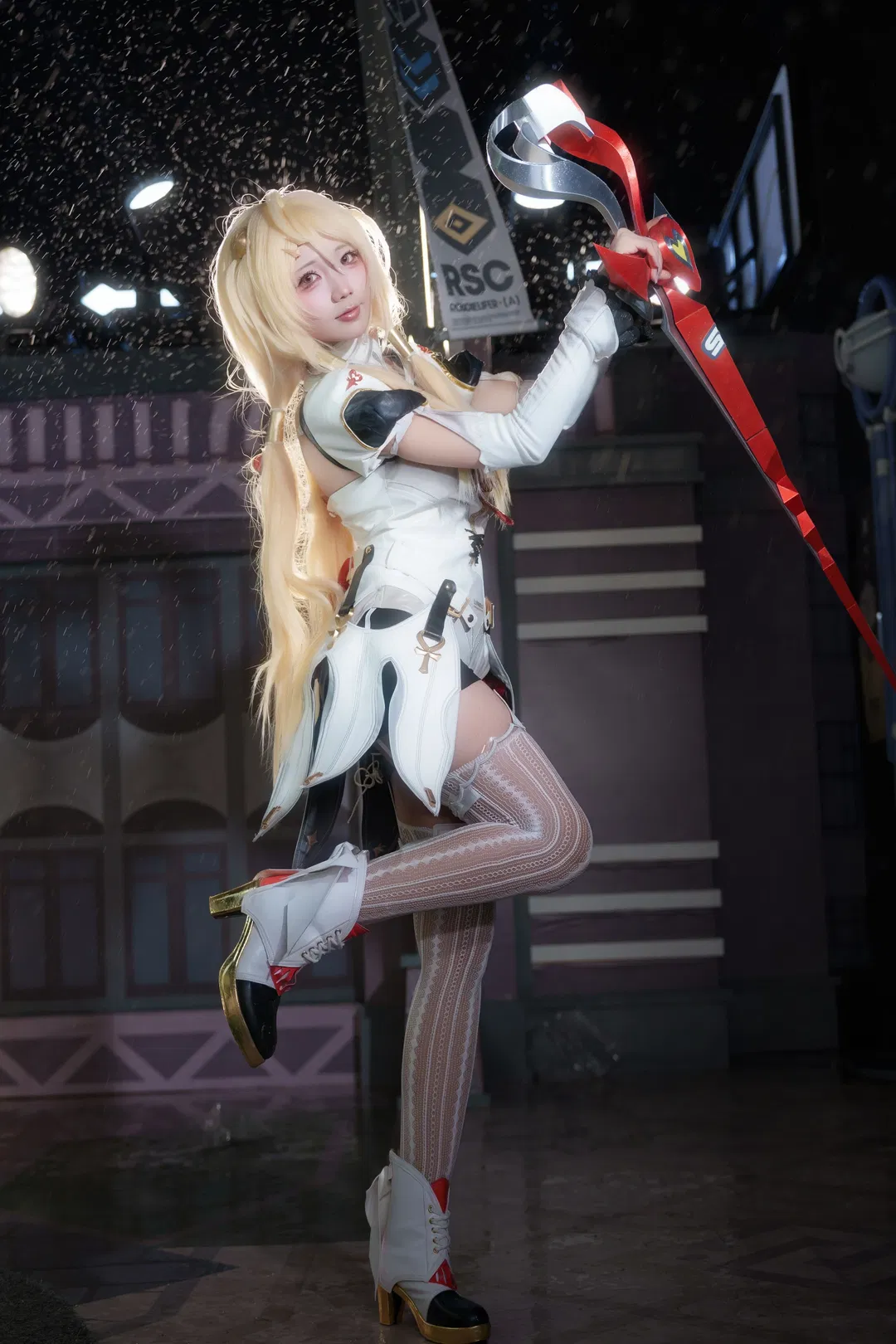 【菲欧妮cos】绝区零雨夜战损风，挥剑太带感了 - 第 4 张