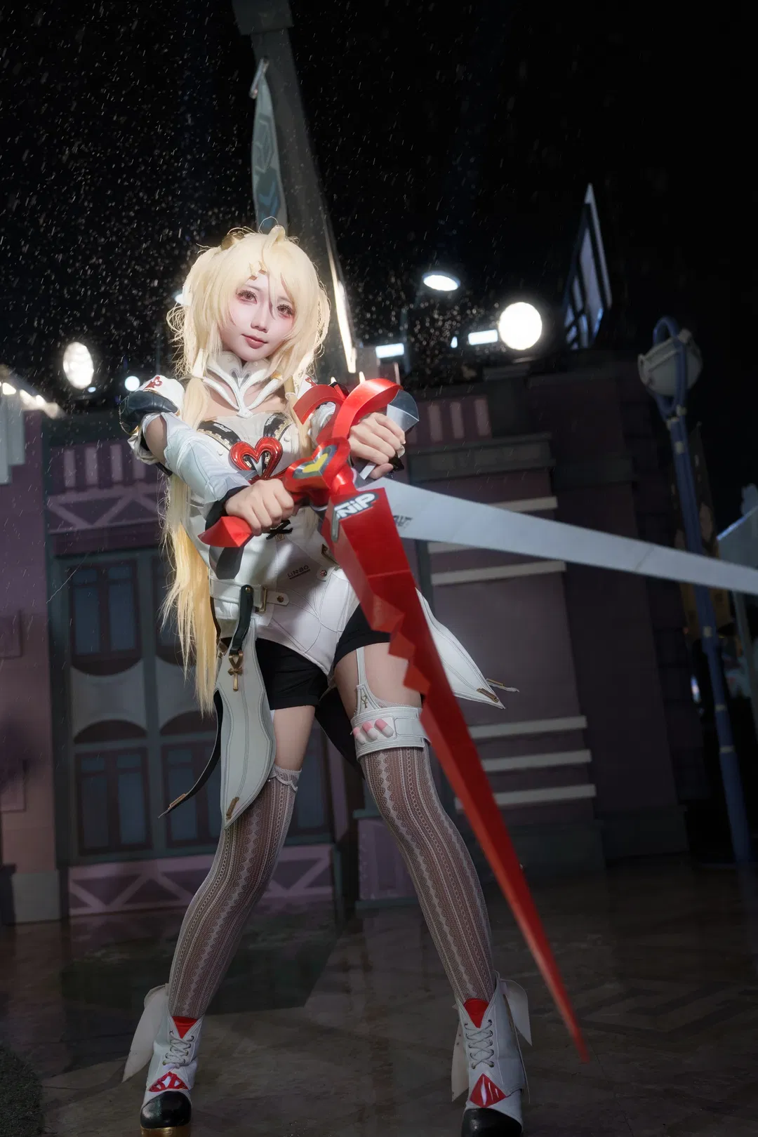 【菲欧妮cos】绝区零雨夜战损风，挥剑太带感了 - 第 5 张