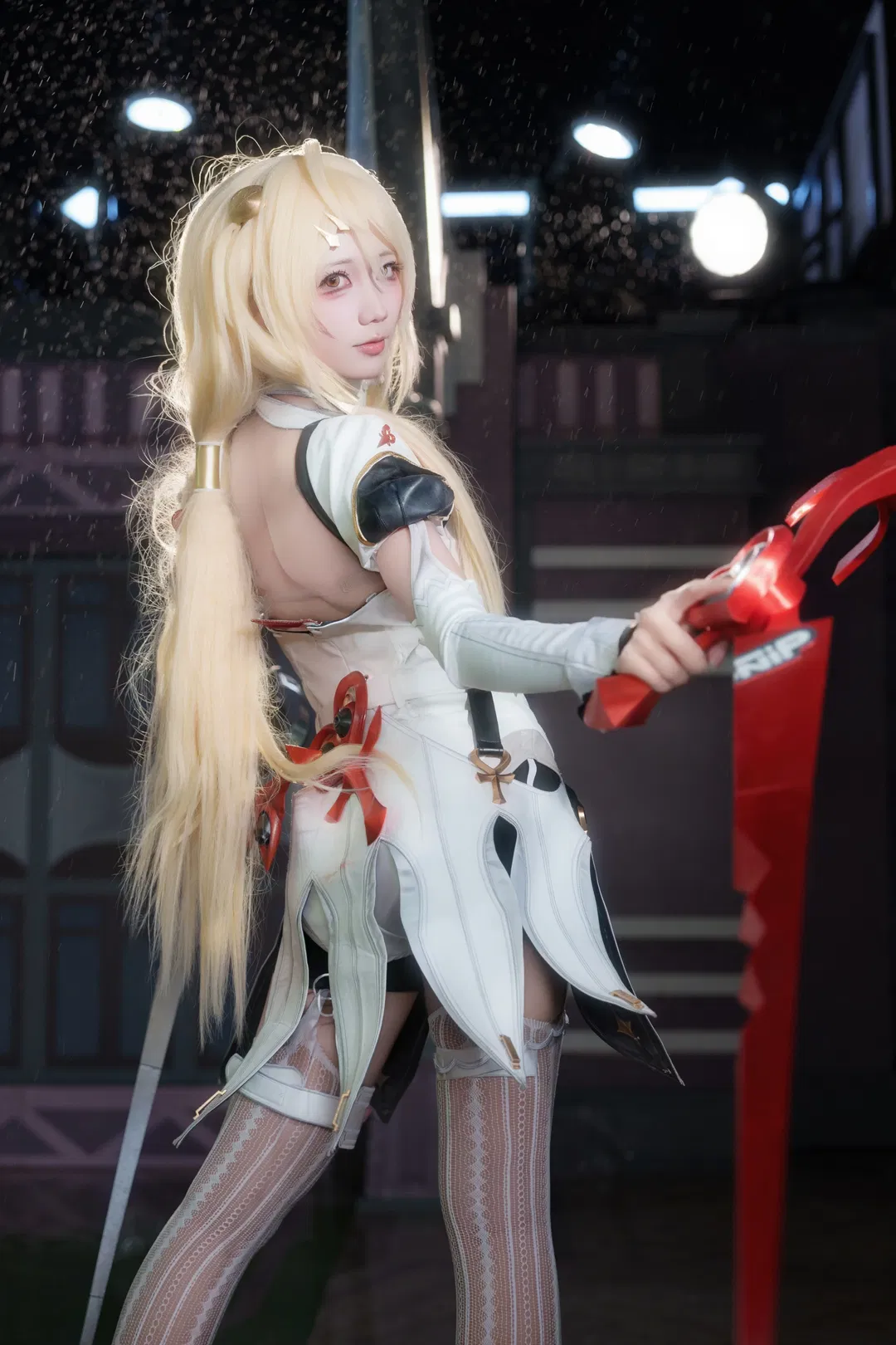 【菲欧妮cos】绝区零雨夜战损风，挥剑太带感了 - 第 6 张