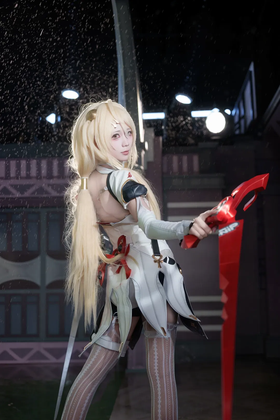 【菲欧妮cos】绝区零雨夜出片记：大剑与大雨的碰撞 - 第 4 张