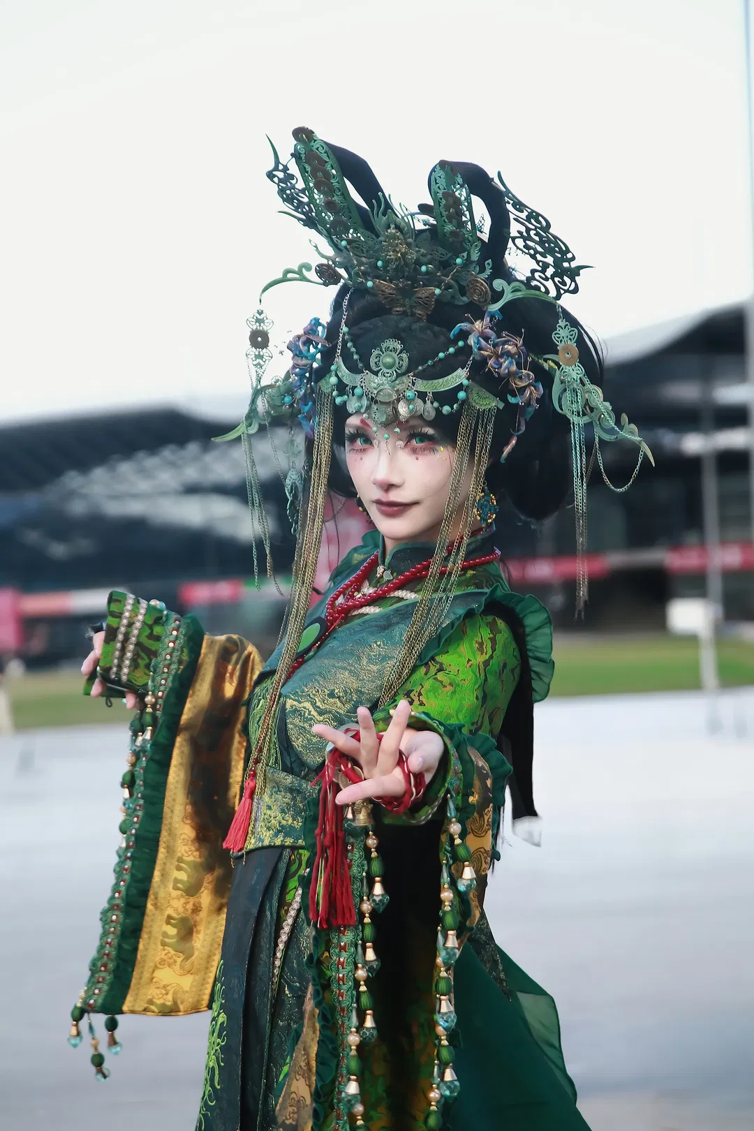 CJ場外捕捉到的華服返圖，這套綠金古風裝扮太絕了 - 第 4 張