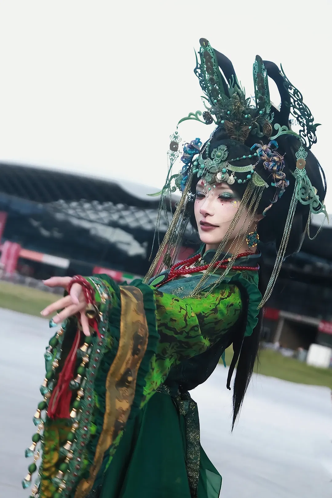 CJ場外捕捉到的華服返圖，這套綠金古風裝扮太絕了 - 第 6 張