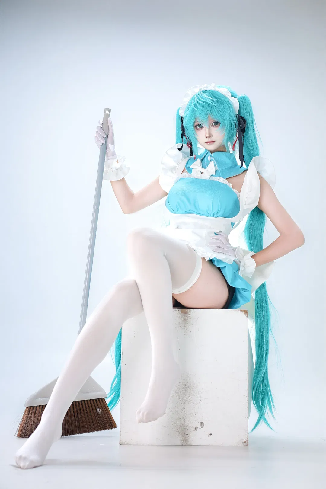 初音未來家政女僕裝，純白背景下的清爽棚拍