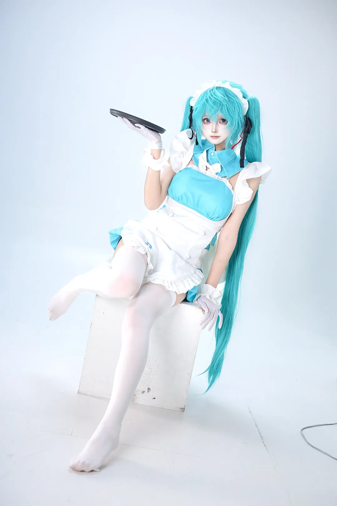 初音未來家政女僕裝，純白背景下的清爽棚拍 - 第 2 張