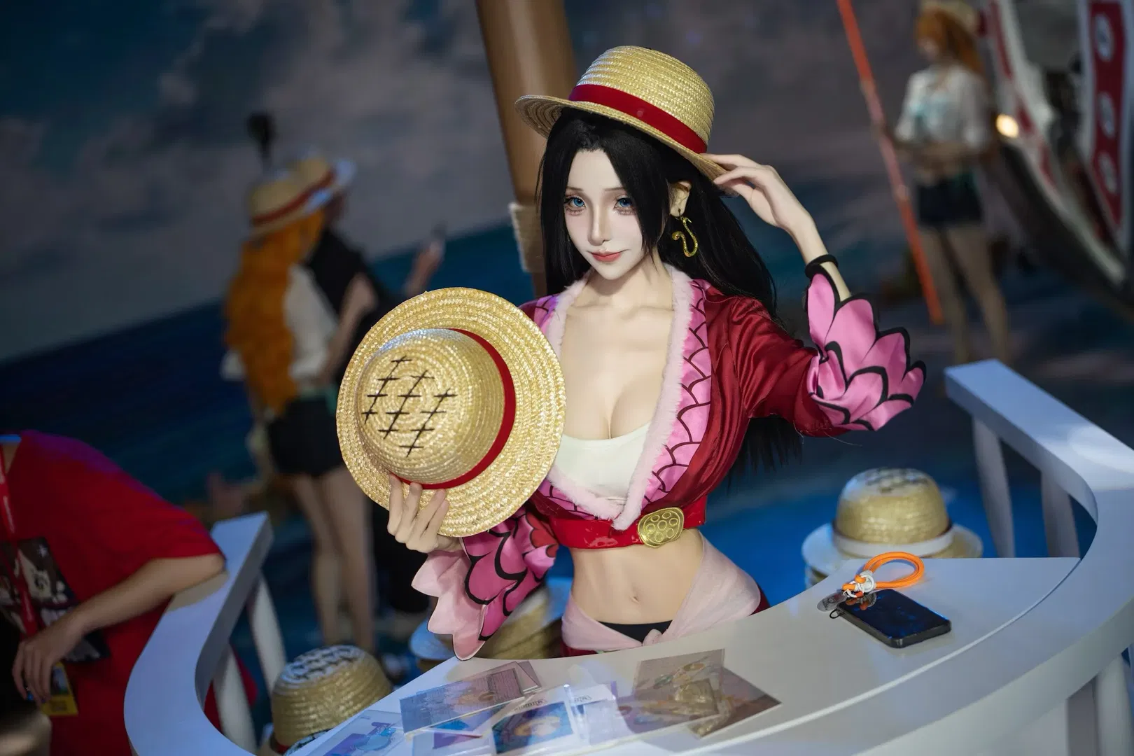 海贼王女帝cos，红蓝撞色下的气场全开 - 第 1 张